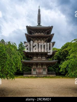 Pagode à cinq étages au temple Daigo-ji et son jardin pendant la saison estivale. Kyoto, Japon. Banque D'Images