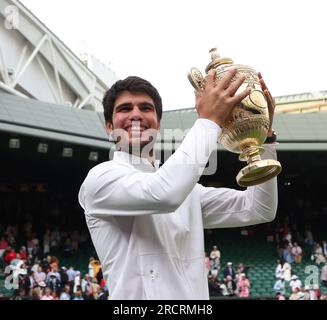 Londres, Royaume-Uni. 16 juillet 2023. L'Espagnol Carlos Alcaraz détient le trophée de Wimbledon après avoir remporté le match de finale de Wimbledon contre le serbe Novak Djokovic lors des championnats de Wimbledon 2023 à Londres le dimanche 16 juillet 2023. Alcaraz a remporté le match 1-6, 7-6, 6-1, 3-6, 6-4. Photo Hugo Philpott/UPI crédit : UPI/Alamy Live News Banque D'Images