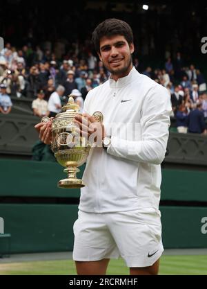 Londres, Royaume-Uni. 16 juillet 2023. L'Espagnol Carlos Alcaraz détient le trophée de Wimbledon après avoir remporté le match de finale de Wimbledon contre le serbe Novak Djokovic lors des championnats de Wimbledon 2023 à Londres le dimanche 16 juillet 2023. Alcaraz a remporté le match 1-6, 7-6, 6-1, 3-6, 6-4. Photo Hugo Philpott/UPI crédit : UPI/Alamy Live News Banque D'Images