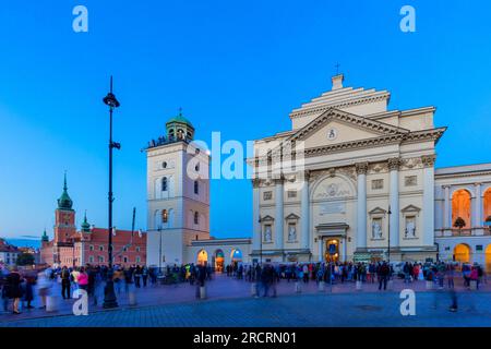 Varsovie, Pologne, le clocher et l'église de Saint Anne Banque D'Images