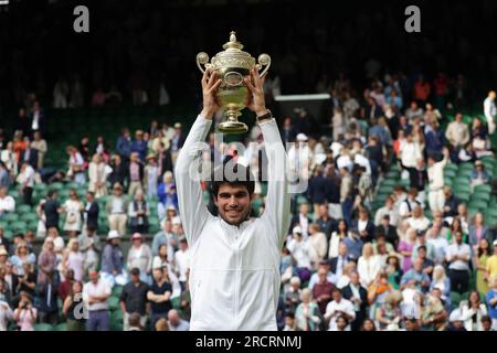 16 juillet 2023 ; All England Lawn tennis and Croquet Club, Londres, Angleterre : Tournoi de tennis de Wimbledon ; finale simple des hommes sur le court central Novak Djokovic contre Carlos Alcaraz ; Carlos Alcaraz soulève le trophée des vainqueurs après avoir battu Djokovic en 5 sets Banque D'Images