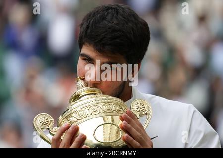 16 juillet 2023 ; All England Lawn tennis and Croquet Club, Londres, Angleterre : Tournoi de tennis de Wimbledon ; finale simple des hommes sur le court central Novak Djokovic contre Carlos Alcaraz ; Carlos Alcaraz soulève le trophée des vainqueurs après avoir battu Djokovic en 5 sets Banque D'Images