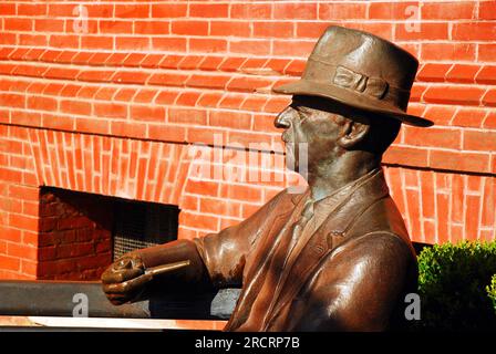 Une sculpture de l'auteur William Faulkner se dresse sur la place principale de sa ville d'Oxford, au Mississippi, près de l'hôtel de ville Banque D'Images