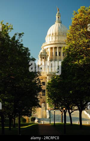 Le dôme du Capitole de l'État de Rhode Island à Providence passe par une ouverture dans les arbres Banque D'Images