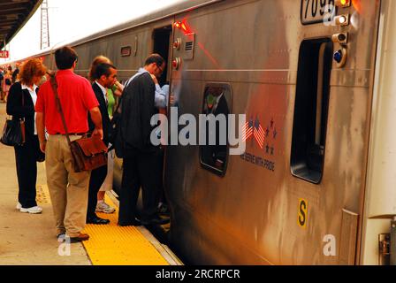 Les navetteurs du matin montent à bord de leur long Island Railroad Railroad, se dirigeant vers New York Banque D'Images