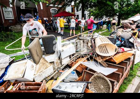 16 juillet Montpelier USA. Les résidents travaillent pour enlever les articles de garde-manger et d'épicerie de l'église méthodiste Trinity à Montpelier, Vermont, à la suite d'une inondation majeure qui a frappé Montpelier VT USA. Crédit : John Lazenby/Alamy Live News Banque D'Images