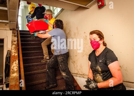 16 juillet Montpelier USA. Les résidents travaillent pour enlever les articles de garde-manger et d'épicerie de l'église méthodiste Trinity à Montpelier, Vermont, à la suite d'une inondation majeure qui a frappé Montpelier VT USA. Crédit : John Lazenby/Alamy Live News Banque D'Images