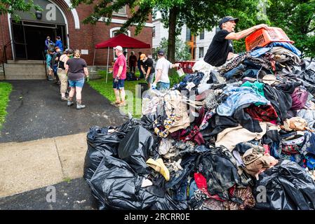 16 juillet Montpelier USA. Les résidents travaillent pour enlever les articles de garde-manger et d'épicerie de l'église méthodiste Trinity à Montpelier, Vermont, à la suite d'une inondation majeure qui a frappé Montpelier VT USA. Crédit : John Lazenby/Alamy Live News Banque D'Images