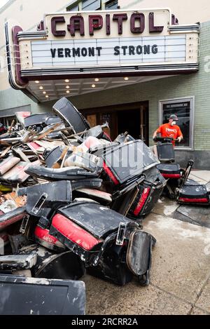 16 juillet Montpelier USA. Les résidents travaillent pour nettoyer les églises et les rues des entreprises à la suite d'une inondation majeure qui a frappé Montpelier VT USA. C'est des débris devant le Capitol Theatre, avec une note de marquise appraiate. Crédit : John Lazenby/Alamy Live News Banque D'Images