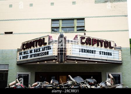 16 juillet Montpelier USA. Les résidents travaillent pour nettoyer les églises et les rues des entreprises à la suite d'une inondation majeure qui a frappé Montpelier VT USA. C'est des débris devant le Capitol Theatre, avec une note de marquise appraiate. Crédit : John Lazenby/Alamy Live News Banque D'Images
