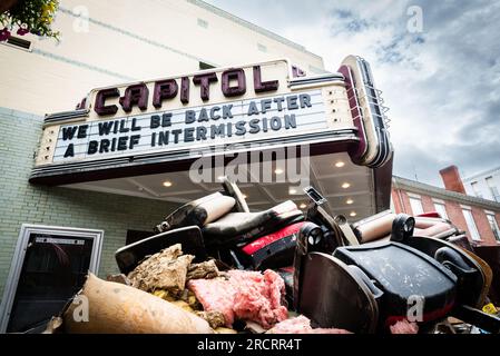 16 juillet Montpelier USA. Les résidents travaillent pour nettoyer les églises et les rues des entreprises à la suite d'une inondation majeure qui a frappé Montpelier VT USA. C'est des débris devant le Capitol Theatre, avec une note de marquise appraiate. Crédit : John Lazenby/Alamy Live News Banque D'Images