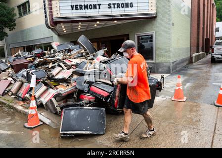 16 juillet Montpelier USA. Les résidents travaillent pour nettoyer les églises et les rues des entreprises à la suite d'une inondation majeure qui a frappé Montpelier VT USA. C'est des débris devant le Capitol Theatre, avec une note de marquise appraiate. Crédit : John Lazenby/Alamy Live News Banque D'Images