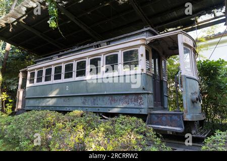 Le plus ancien tramway japonais alimenté en vert par l'énergie hydraulique Chin Chin Chin est exposé dans le jardin de Shin-en à l'intérieur du sanctuaire religieux Heian Jingu shinto à Kyoto Banque D'Images