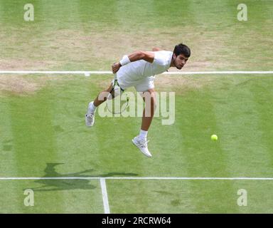 Londres, Royaume-Uni. 16 juillet 2023. L'Espagnol Carlos Alcaraz participe à la finale masculine de Wimbledon contre le serbe Novak Djokovic lors des championnats de Wimbledon 2023 à Londres le dimanche 16 juillet 2023. Alcaraz a remporté le match 1-6, 7-6, 6-1, 3-6, 6-4. Photo Hugo Philpott/UPI crédit : UPI/Alamy Live News Banque D'Images