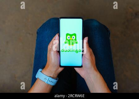 Dans cette illustration photo, le logo Duolingo vu affiché sur un smartphone. Banque D'Images