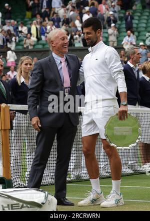 16 juillet 2023 ; All England Lawn tennis and Croquet Club, Londres, Angleterre : Tournoi de tennis de Wimbledon ; arbitre du Club Gerry Armstrong parlant au finaliste Novak Djokovic Banque D'Images