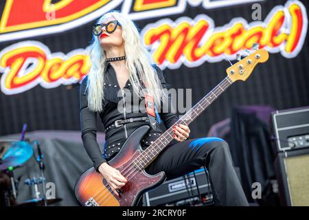 Tonsberg, Norvège. 15 juillet 2023. Le groupe de rock américain Eagles of Death Metal donne un concert live au Kaldnes Vest à Tonsberg. Ici, le bassiste Jennie Vee est vu en direct sur scène. (Crédit photo : Gonzales photo - Terje Dokken). Banque D'Images