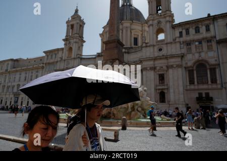 Les gens se rafraîchissent pendant une vague de chaleur en cours avec des températures atteignant 40 degrés, à Rome Italie, le 16 juillet 2023 à Rome, Italie. Banque D'Images