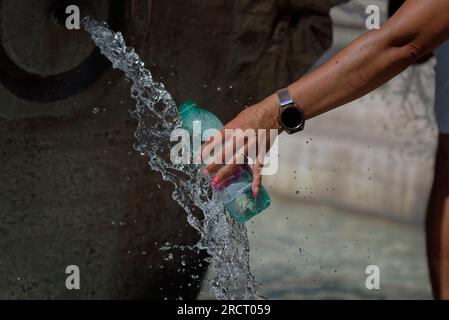 Les gens se rafraîchissent pendant une vague de chaleur en cours avec des températures atteignant 40 degrés, à Rome Italie, le 16 juillet 2023 à Rome, Italie. Banque D'Images