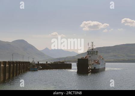 Le CalMac car Ferry de Sconser sur l'île de Skye approche de la jetée sur Raasay en été avec vue sur Glamaig et les Cuillins rouges Banque D'Images