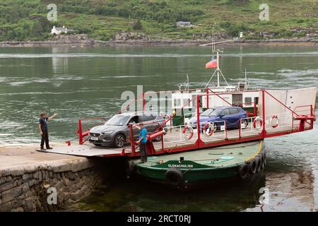 Sous la direction des matelots de pont, les voitures débarquent du MV Glenachulish, un Turntable Ferry à fonctionnement manuel, à Kylerhea sur l'île de Skye. Banque D'Images