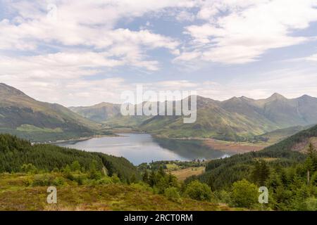 Une vue panoramique du pont Shiel, Invershiel et les montagnes encerclant la tête du Loch Duich depuis le point de vue MAM Ratagan Banque D'Images