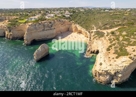 Vue aérienne drone de la plage de Benagil dans la province de l'Algarve, Portugal Banque D'Images