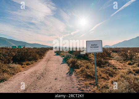 Respectez le désert. Veuillez rester sur le panneau de chemin. Situé sur un chemin de terre dans la région de Cabazon et Palm Springs, Californie. Banque D'Images