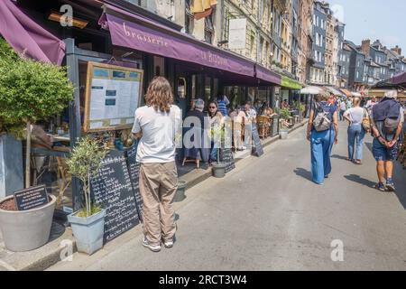 26.06.2023 Honfleur, Calvados, Normandie, France. Les rues pittoresques de Honfleur et son vieux port bordé de cafés et restaurants colorés. Banque D'Images