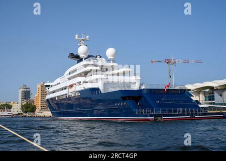 CAGLIARI, ITALIE - JUILLET 2023 : le yacht de luxe de 414 pieds 'Octopus', propriété du co-fondateur de Microsoft Paul Allen, est amarré dans le port le 15 juillet 2023 Banque D'Images