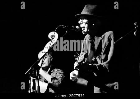 Rod Clements photographié alors que les légendaires rockeurs folkloriques Lindisfarne se produisent devant une foule à guichets fermés à Stockton-on-Tees, au Royaume-Uni. Créditez James Hind/Alamy. Banque D'Images