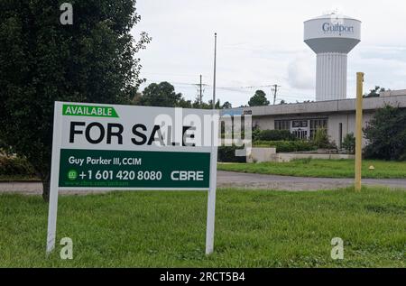 Le bâtiment du journal Sun Herald au 205 DeBuys Rd. Sets vides le samedi 17 juillet 2021 à Gulfport, Harrison County, MS, ÉTATS-UNIS. Construit en 1970, le bâtiment de près de 87 000 pieds carrés situé sur plus de 18 hectares et surnommé «fort Weeks» d'après un ancien éditeur, a survécu à l'ouragan Katrina - après quoi le Sun Herald a reçu un prix Pulitzer pour sa couverture - Mais n'a pas pu survivre à l'acquisition par la McClatchy Company, qui a fini de déménager les bureaux du journal dans un endroit plus petit et plus « rentable » dans le centre-ville de Gulfport à la mi-avril 2020. (Photo APEX MediaWire par Billy Suratt) Banque D'Images