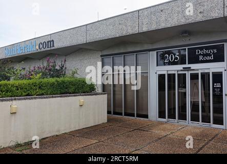 Le bâtiment du journal Sun Herald au 205 DeBuys Rd. Sets vides le samedi 17 juillet 2021 à Gulfport, Harrison County, MS, ÉTATS-UNIS. Construit en 1970, le bâtiment de près de 87 000 pieds carrés situé sur plus de 18 hectares et surnommé «fort Weeks» d'après un ancien éditeur, a survécu à l'ouragan Katrina - après quoi le Sun Herald a reçu un prix Pulitzer pour sa couverture - Mais n'a pas pu survivre à l'acquisition par la McClatchy Company, qui a fini de déménager les bureaux du journal dans un endroit plus petit et plus « rentable » dans le centre-ville de Gulfport à la mi-avril 2020. (Photo APEX MediaWire par Billy Suratt) Banque D'Images