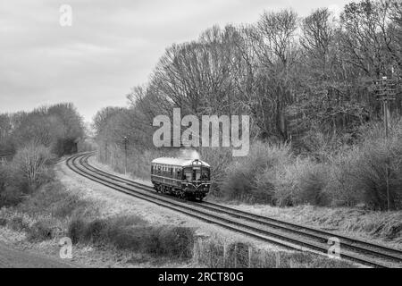 Derby Lightweight Driving Motor Brake deuxième no. M79900 passe près de Kinchley Land sur le Great Central Railway, Leicestershire Banque D'Images