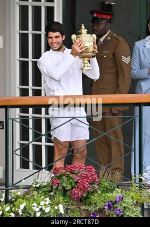 Londres, GBR. 16 juillet 2023. Londres Wimbledon Championships Day 14 15/07/2023 Carlos Alcaraz (ESP) célèbre avec un trophée sur le balcon des membres après avoir remporté les singles masculins crédit final : Roger Parker/Alamy Live News Banque D'Images