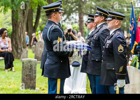 Le 54th Massachusetts Volunteer Regiment, sélectionné Garde d'honneur participant officiellement à la cérémonie honorant la vie de George Washington Dugan. Banque D'Images