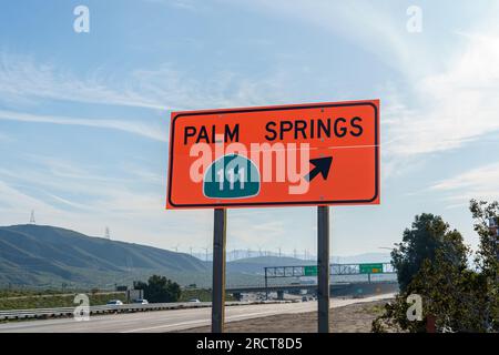 Panneau orange indiquant la Highway 111 menant à Palm Springs, Californie. Situé sur l'autoroute 1-10 Interstate 10. Banque D'Images