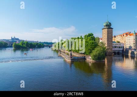 Vue panoramique de la rivière Vltava en été, Prague, République tchèque Banque D'Images