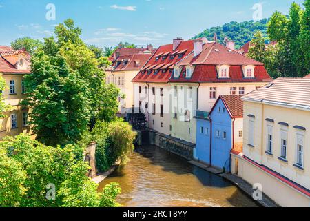 Vue pittoresque de Čertovka (Canal du Diable) dans la rivière Vltava, Prague, République tchèque Banque D'Images