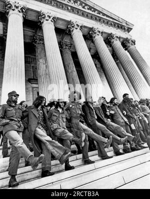 Washington, D.C., le 22 avril 1971 les vétérans du Vietnam, opposés à la guerre au Vietnam, manifestent sur les marches du bâtiment de la Cour suprême. Banque D'Images