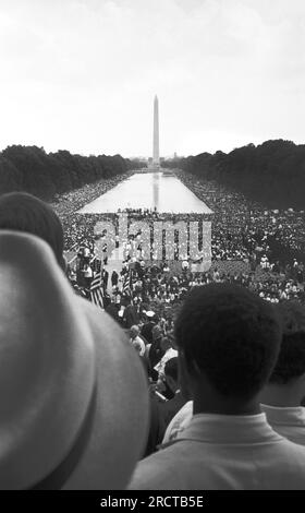 Washington, D.C. : 28 août 1963 la marche des droits civiques sur Washington montrant des foules de gens sur le Mall, commençant au Lincoln Memorial, faisant le tour du Reflecting Pool, et continuant vers le Washington Monument. Banque D'Images