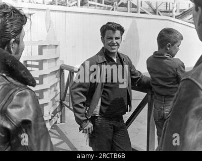 San Francisco, Californie : c. 1955. Un adolescent avec une coupe de cheveux en duckaill traînant avec ses amis. Banque D'Images