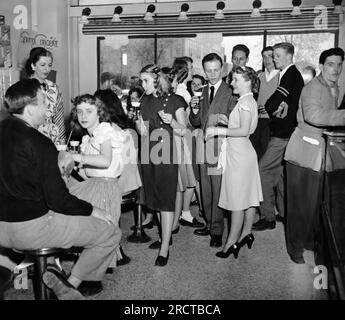 Detroit, Michigan : 1947 lycéens bien habillés traînent après les cours à la pharmacie locale et au magasin de soda. Banque D'Images