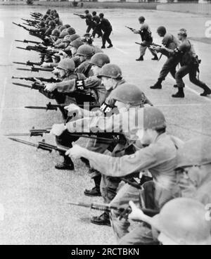 Montgomery, Alabama : 24 mai 1961 Alabama National Guardsmen dans un exercice d'entraînement avec des baïonnettes fixes pour aider la police de la ville en cas de nouveaux problèmes de course. Banque D'Images