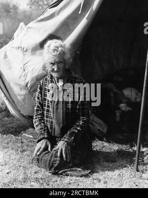 Bakersfield, Californie : novembre 1936 cette femme de 80 ans est originaire de l'Oklahoma, elle est une grand-mère de 22 enfants, et vit maintenant dans un camp à l'extérieur de Bakersfield. Banque D'Images