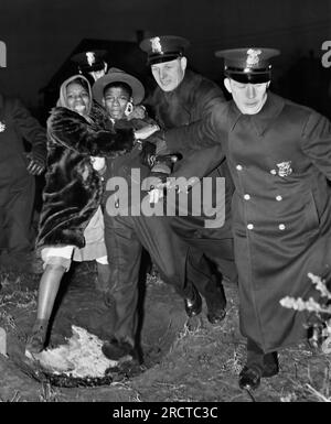 Detroit, Michigan le 28 février 1942 Un jeune adolescent noir, Harold Dillard, 14 ans, est arrêté par la police lors de la tentative d'intégration du Sojourner Truth Housing Project alors que sa sœur le retient en signe de protestation. Banque D'Images