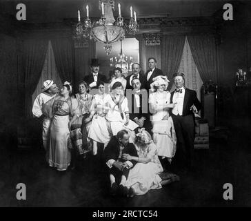 États-Unis c. 1900. Un rassemblement costumé dans une maison privée. Banque D'Images