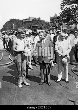 Washington, D.C. : 9 septembre 1933 le secrétaire à l'intérieur Harold Ickes transmet le premier chèque de paie émis par l'Administration des travaux publics à un ouvrier sur un projet d'autoroute à Washington, DC Banque D'Images