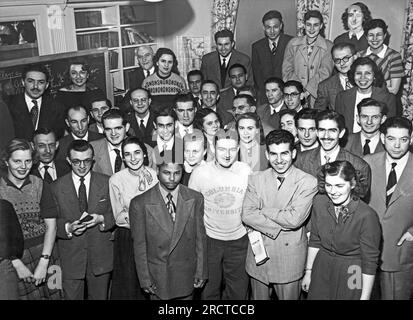 New York, New York : 1952. Étudiants étrangers à l'Université Columbia. La Colombie compte plus d'étudiants étrangers que toute autre université américaine, et en 1952, il y en avait plus de 1600 inscrits. Banque D'Images