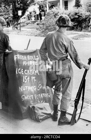 Montgomery, Alabama : 23 mai 1961 des gardes nationaux avec des baïonnettes fixes montent la garde au domicile du révérend Ralph Abernathy où les coureurs de la liberté ont tenu une réunion pour annoncer leurs intentions de poursuivre leur tournée en bus dans le Sud. Il y a quelques jours, un de leurs bus a été brûlé à Anniston, en Alabama. Banque D'Images